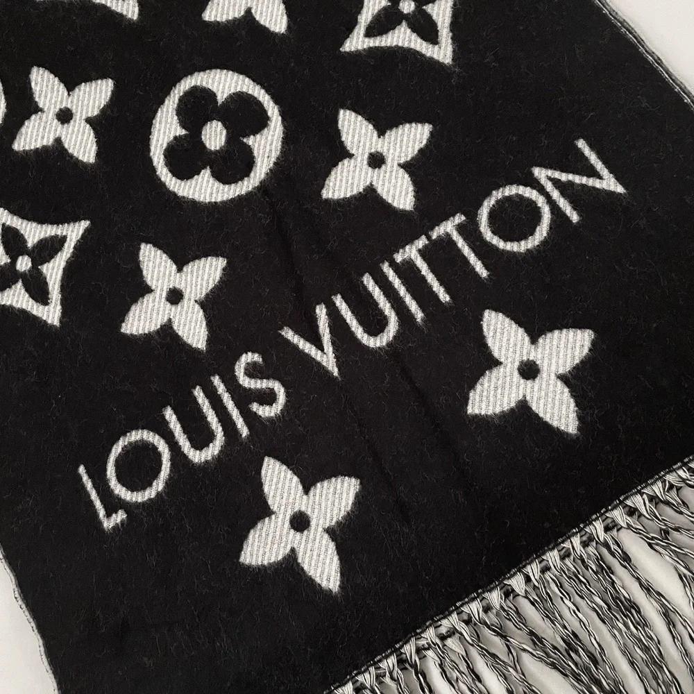 Louis Vuitton Black & White Scarf 70x16 - Picture 8 of 8